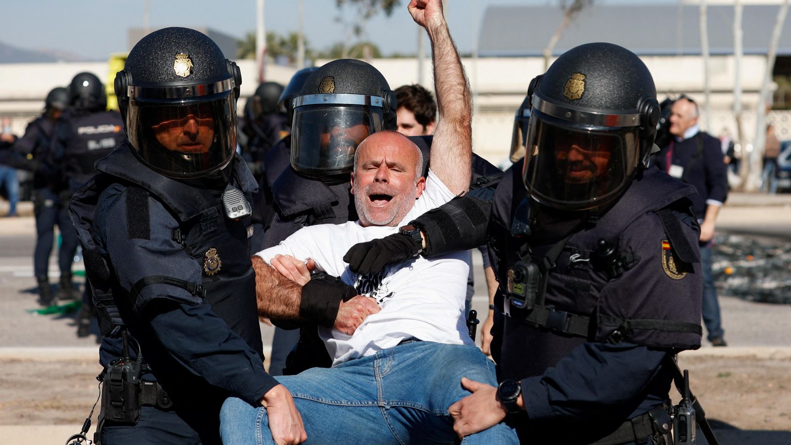 La Policia Nacional desallotja Carles Peris, president de la Unió Llauradora en les protestes d'agricultors al port de Castelló