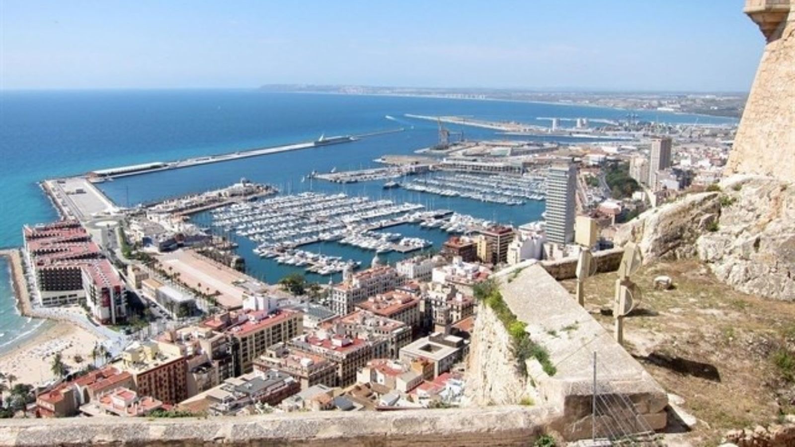 La Plataforma per un Port Sostenible protesta per la instal·lació d\'una planta d\'emmagatzematge al port d\'Alacant