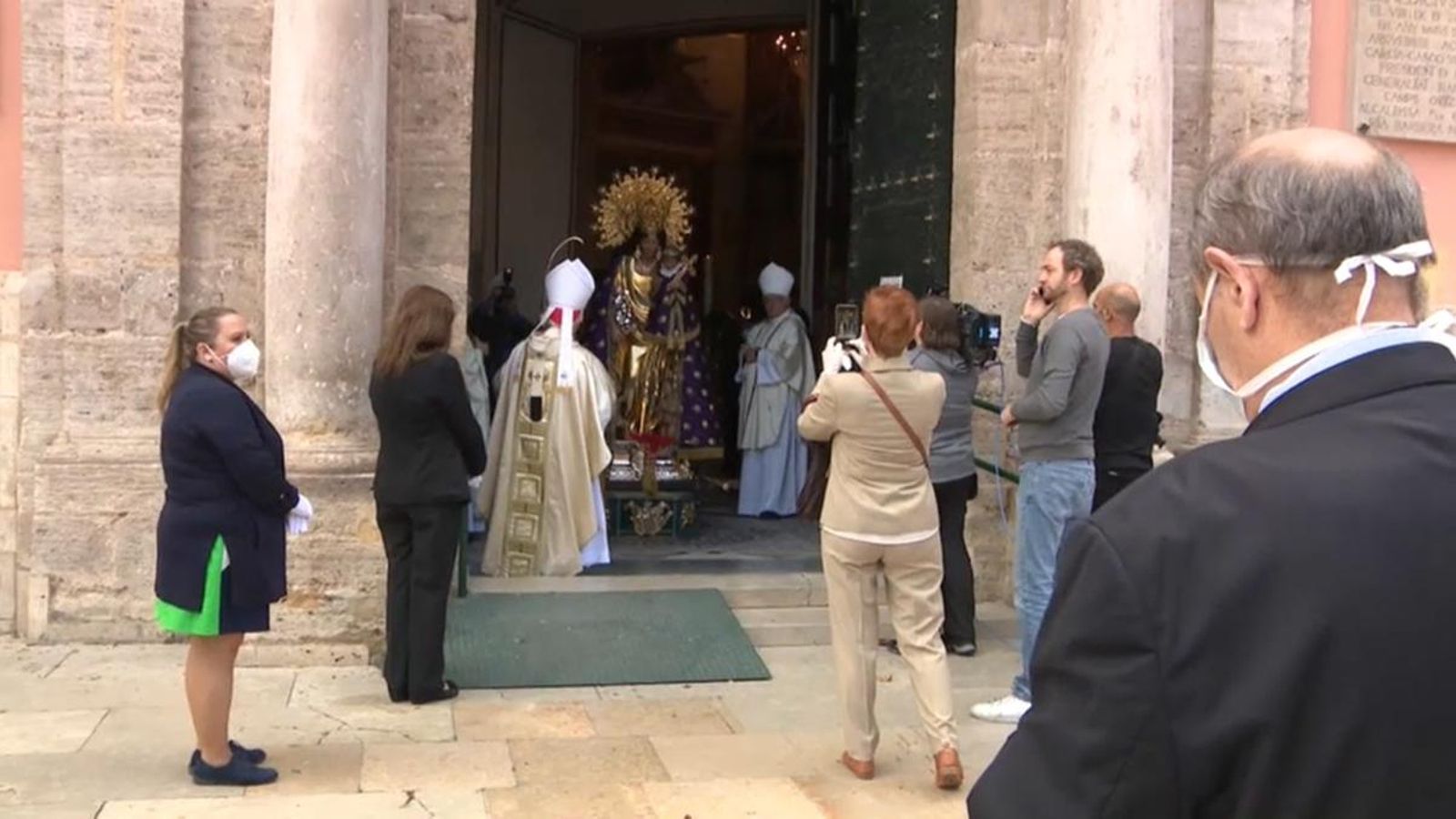 Moment en què es va aproximar la Mare de Déu a les portes de la basílica, el passat 10 de maig