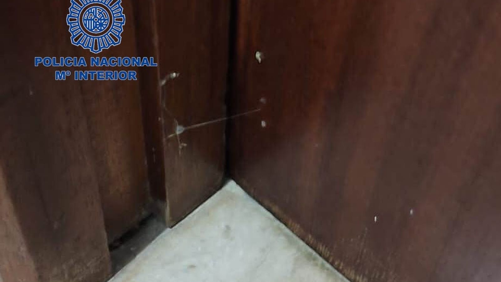 Imatge dels fils de pegament a una de les portes afectades