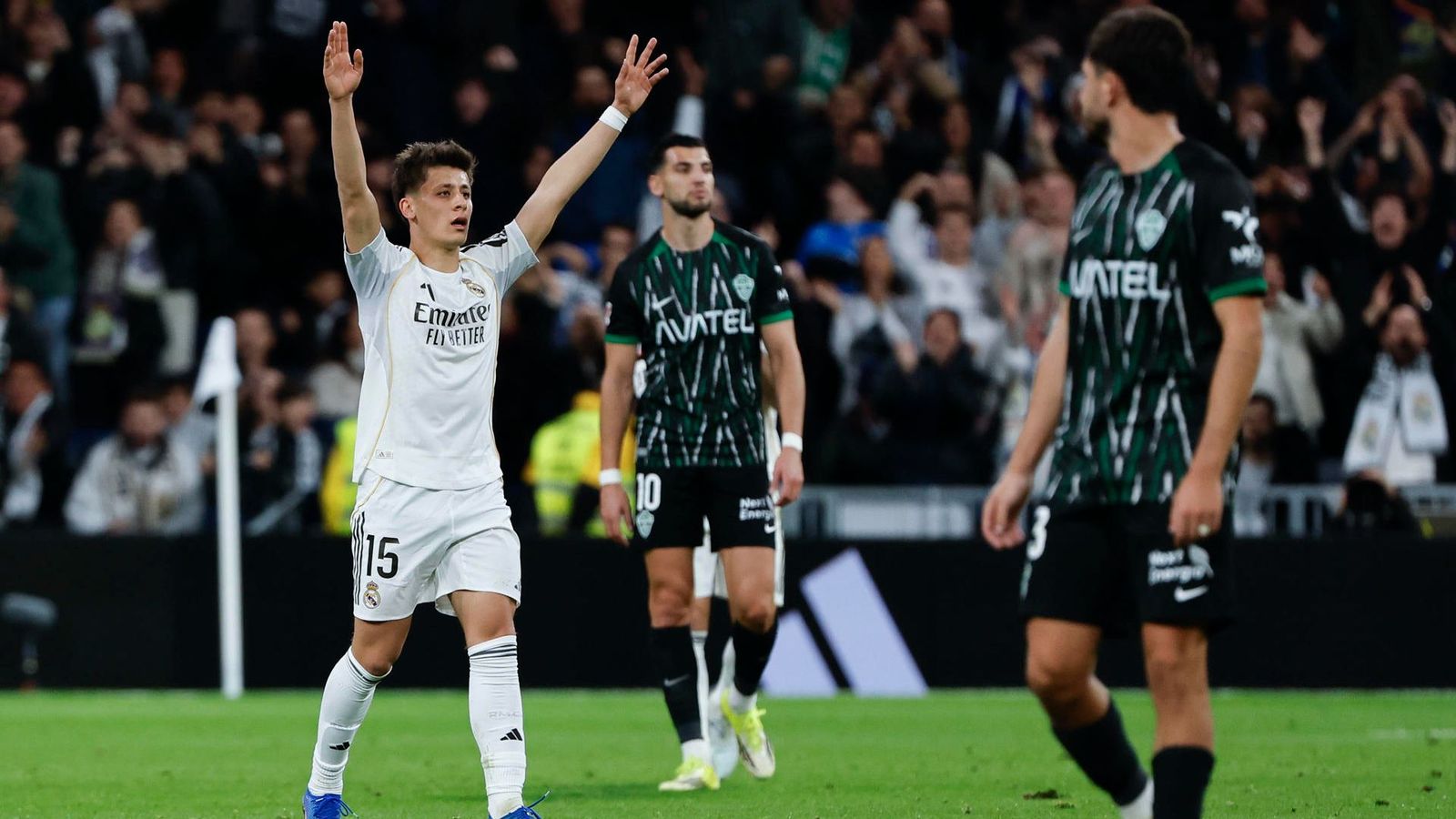 Güler celebra l'últim gol davant la desesperació dels jugadors franjaverds