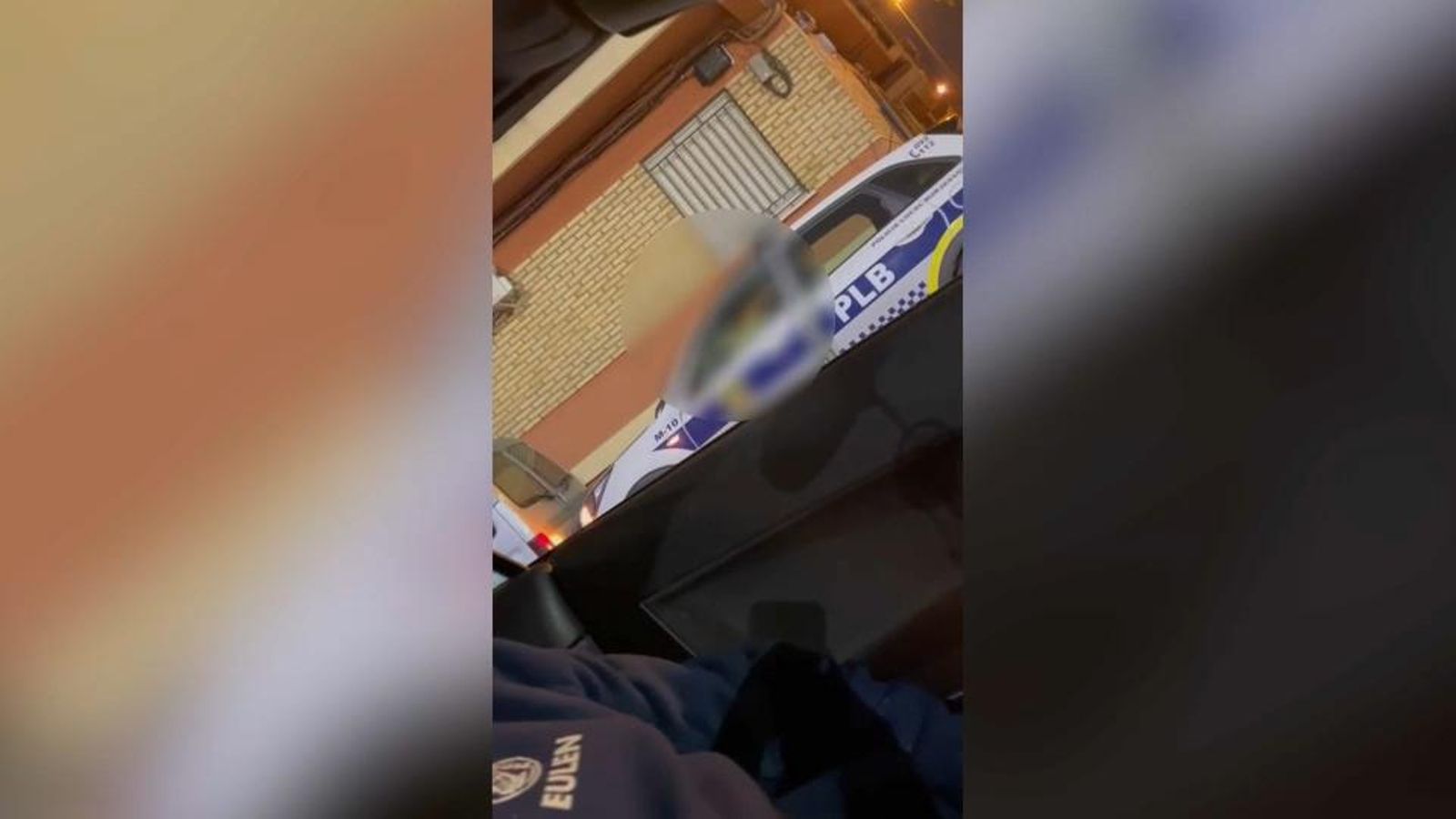 Imatges del jove, dins del cotxe policial Policia Local Burjassot