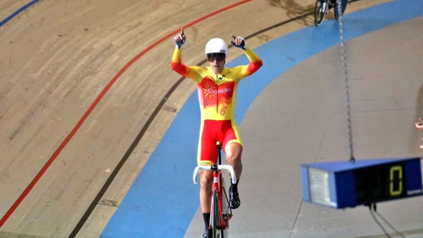 El ciclista Sebastián Mora durant el campionat celebrat en la pista neerlandesa d'Apeldoorn