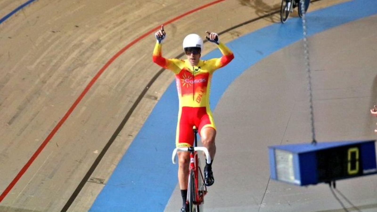 El ciclista Sebastián Mora durant el campionat celebrat en la pista neerlandesa d'Apeldoorn