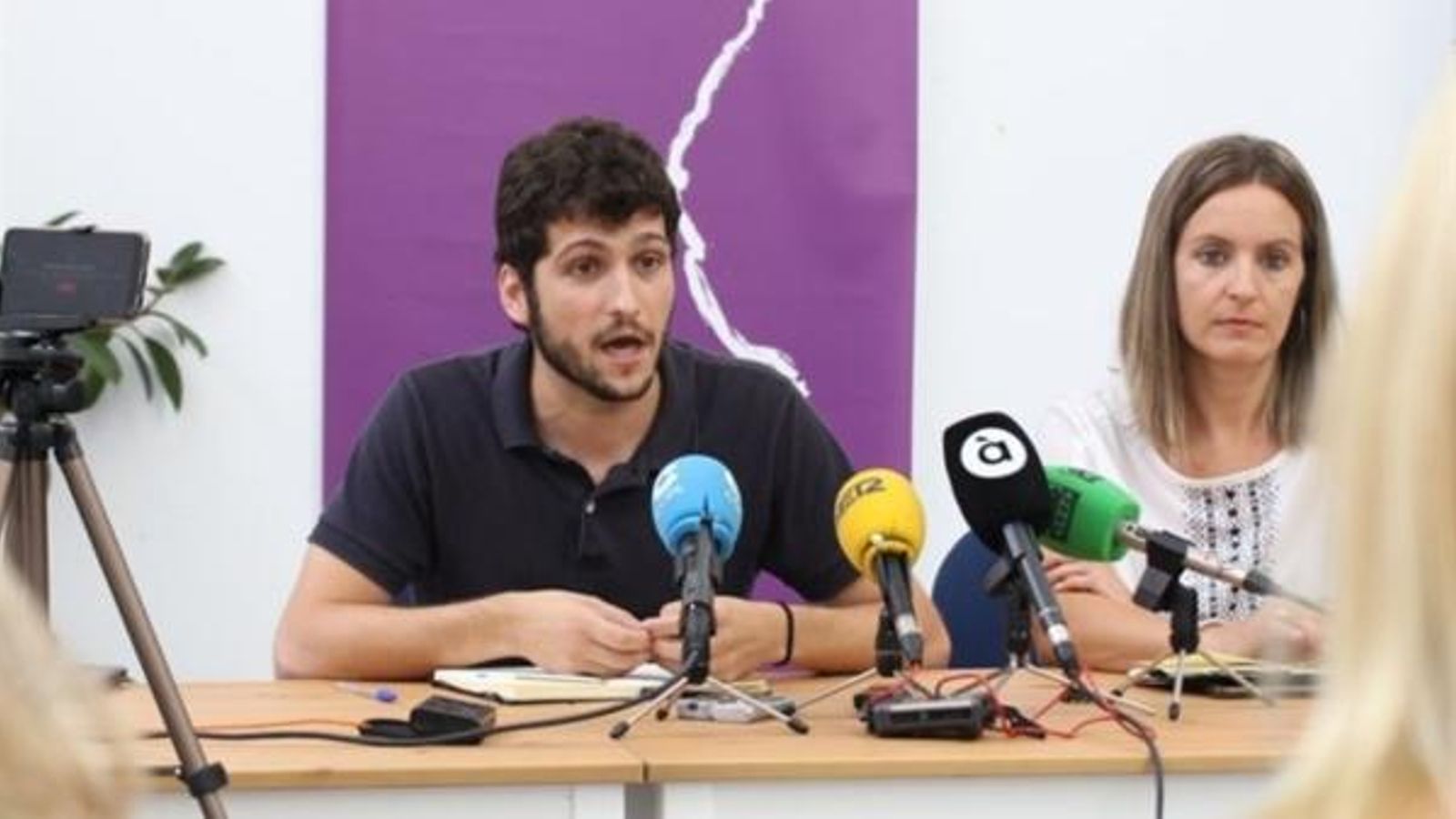 El secretari general de Podem durant una roda de premsa aquest dilluns