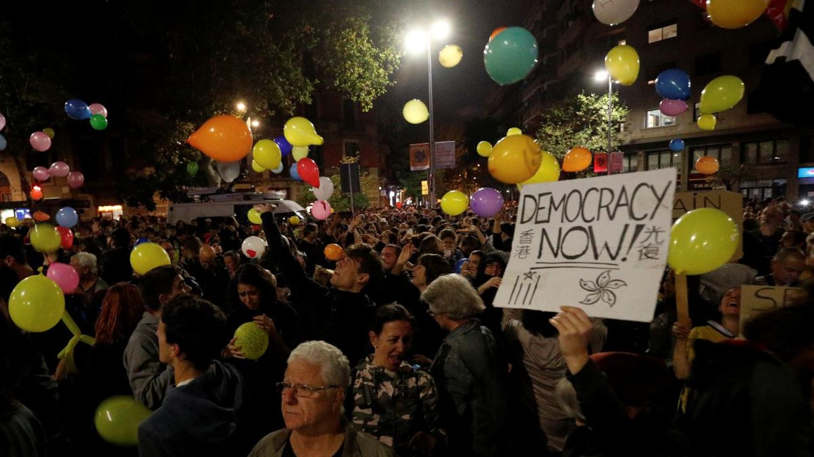 Manifestants davant de l’edifici del Departament d’Interior de la Generalitat de Catalunya