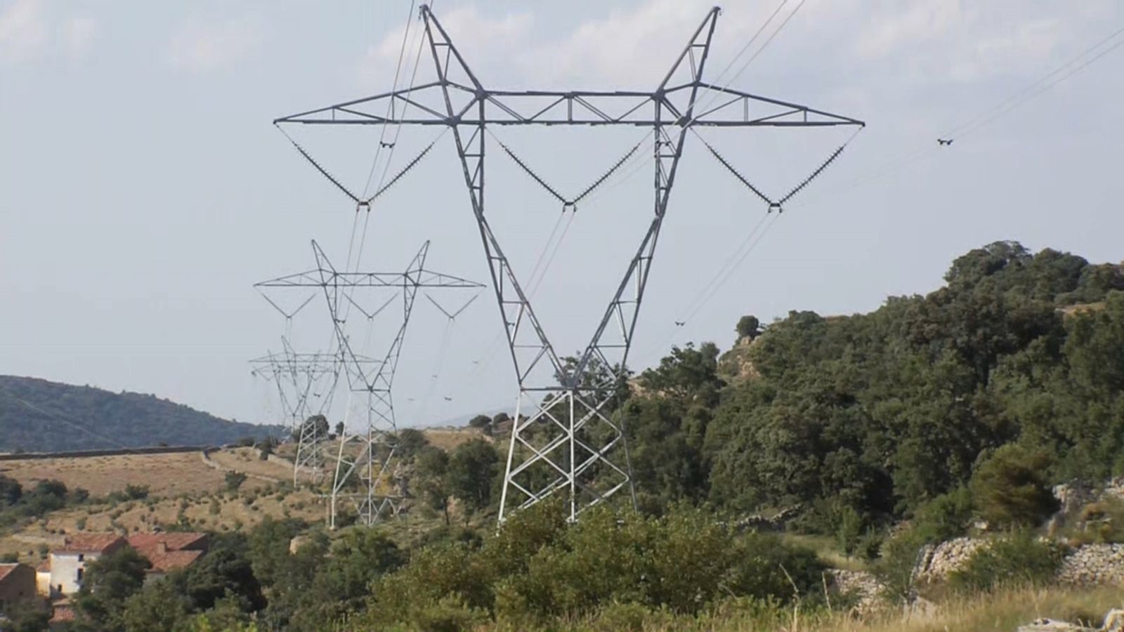 S'inicien les obres de la línia de molt alta tensió entre Morella i Almassora, amb l'oposició de la major part dels municipis afectats