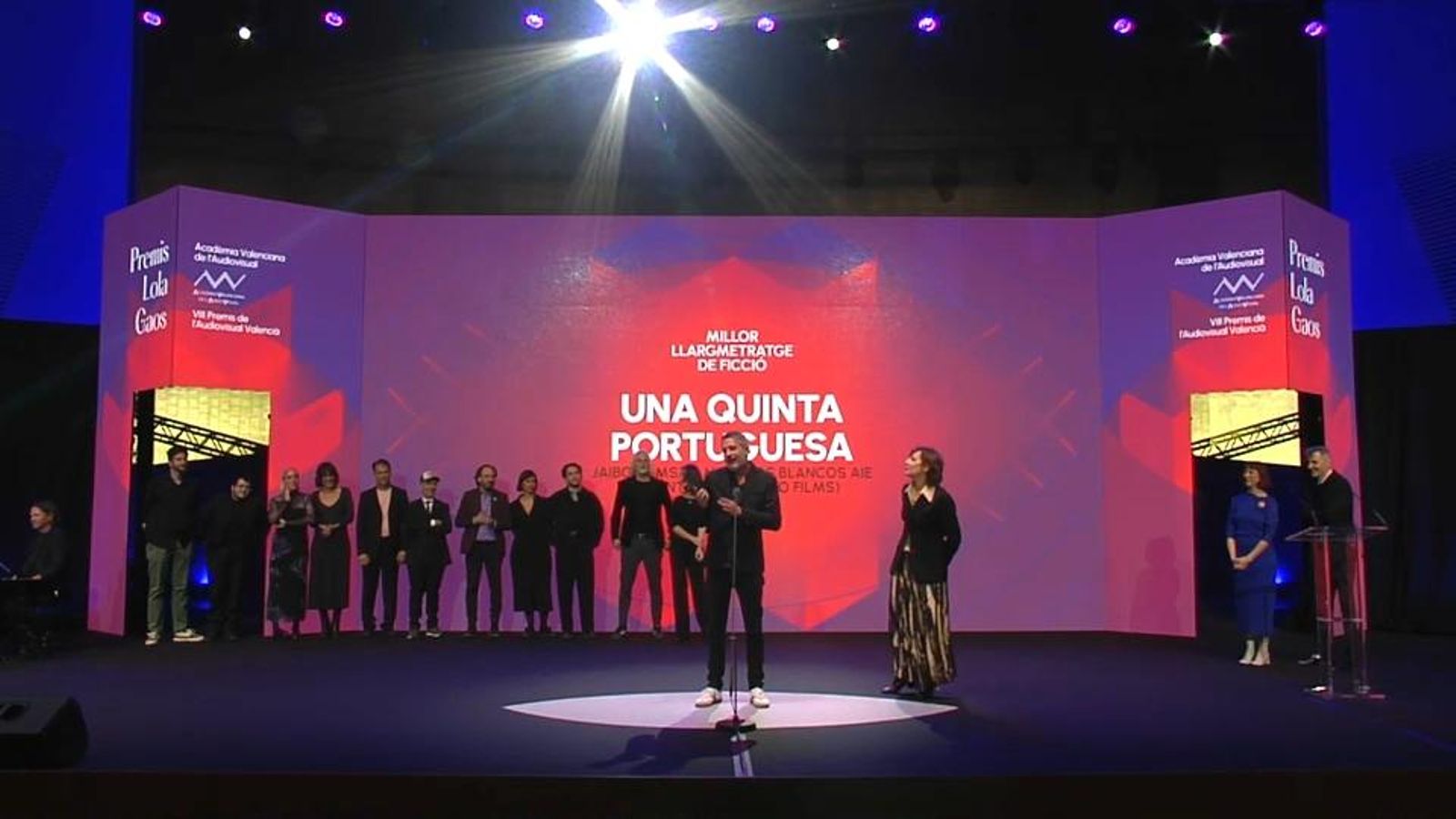 L'equip del film 'Una quinta portuguesa' arreplega el premi al millor llargmetratge de ficció dels Premis Lola Gaos 2025