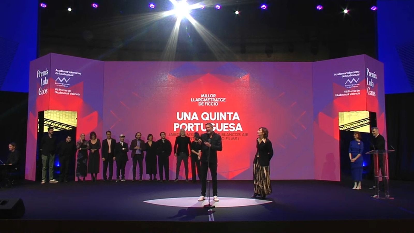 L'equip del film 'Una quinta portuguesa' arreplega el premi al millor llargmetratge de ficció dels Premis Lola Gaos 2025