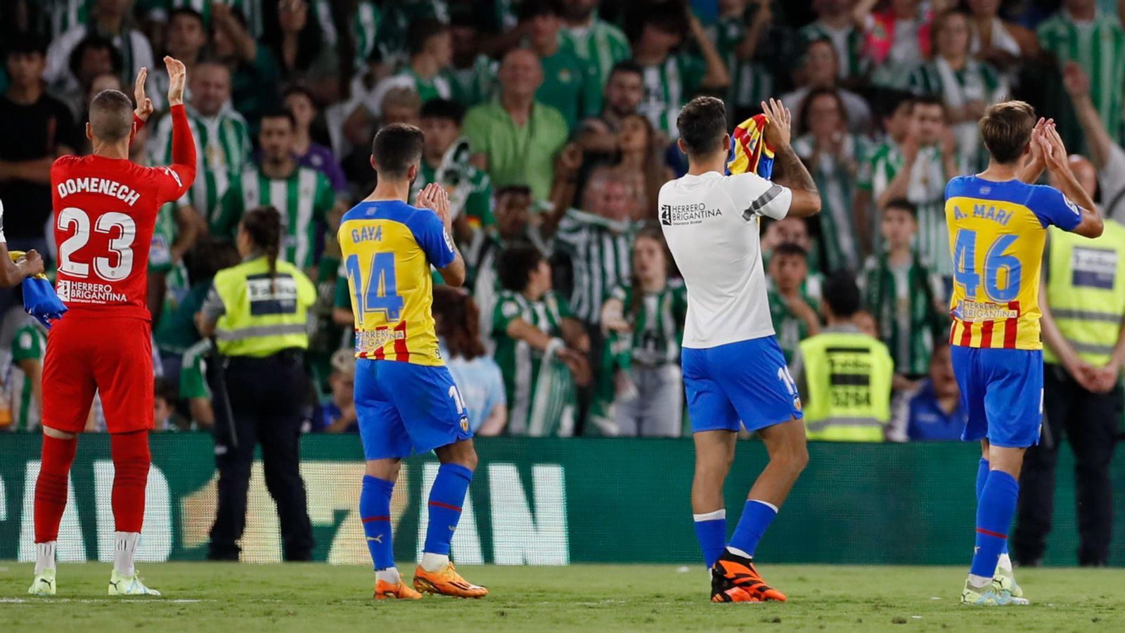 ELs jugadors del València celebren la salvació amb l'afició desplaçada al Benito Villamarín