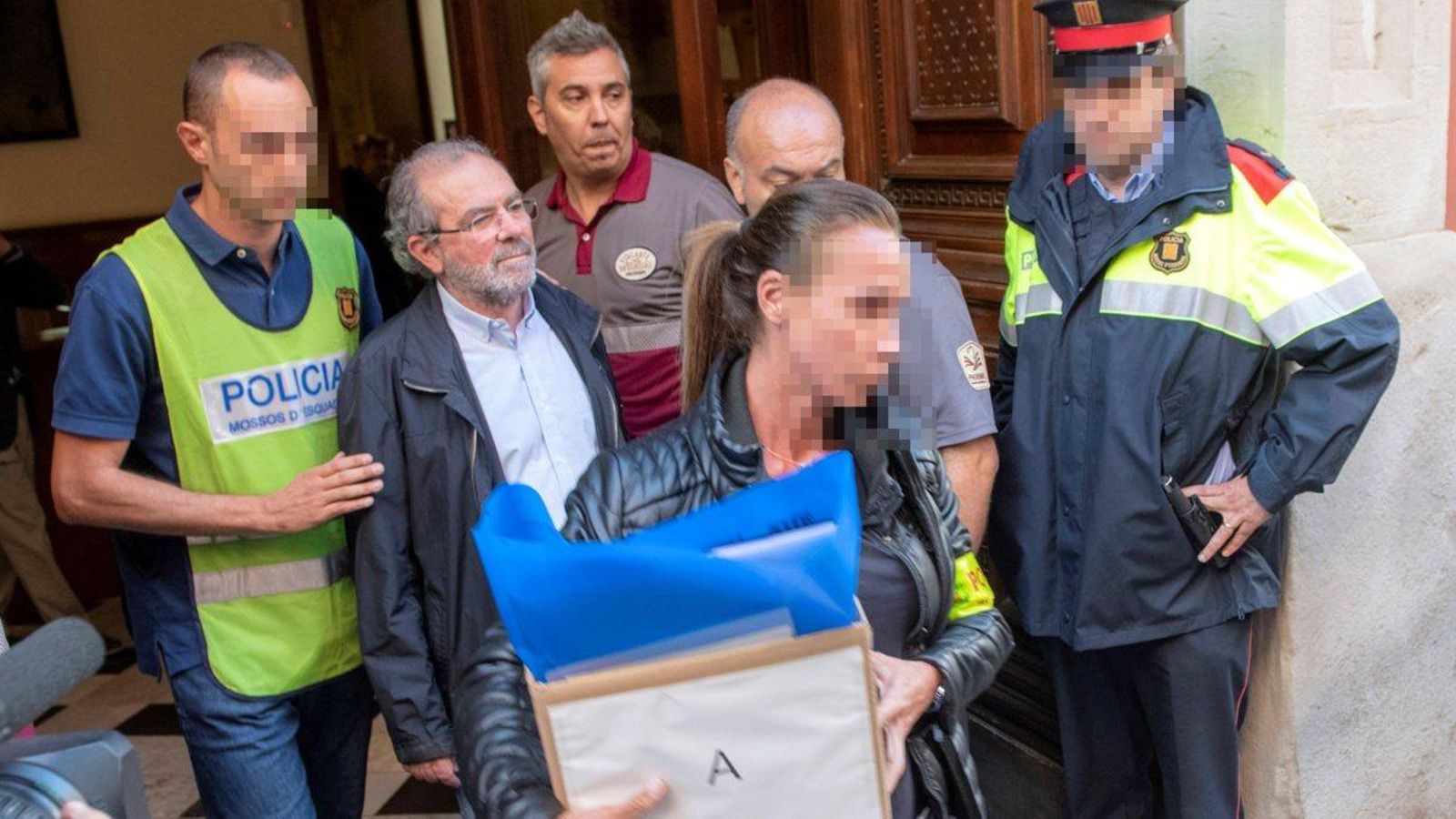 El president de la Diputació de Lleida i alcalde de Fondarella, Joan Reñé, acompanyat dels Mossos d'Esquadra