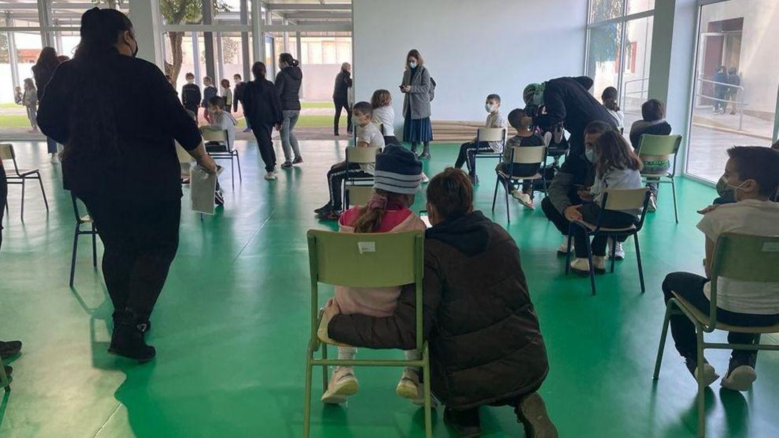 Un grup d'escolars de la Ribera disposats al gimnàs per a rebre la vacuna contra la covid