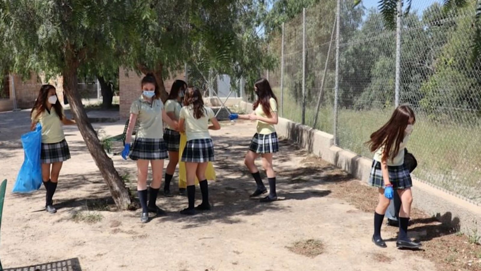 En la majoria dels uniformes les xiques han de vestir amb falda