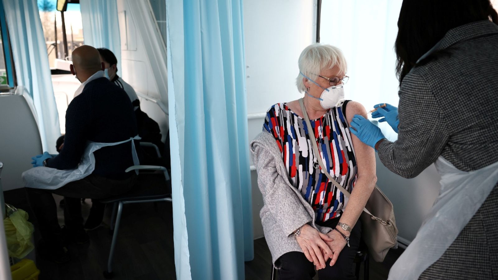 Una dona rep la vacuna d'Oxford