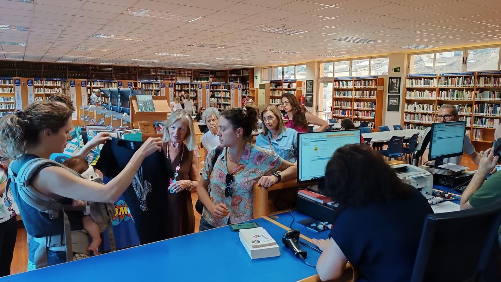 Cues a la Biblioteca de Xàtiva per a aconseguir la samarreta