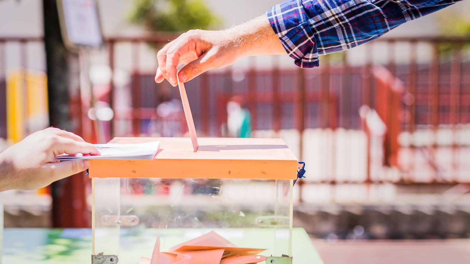 Imatge d'arxiu d'una persona votant en les eleccions autonòmiques