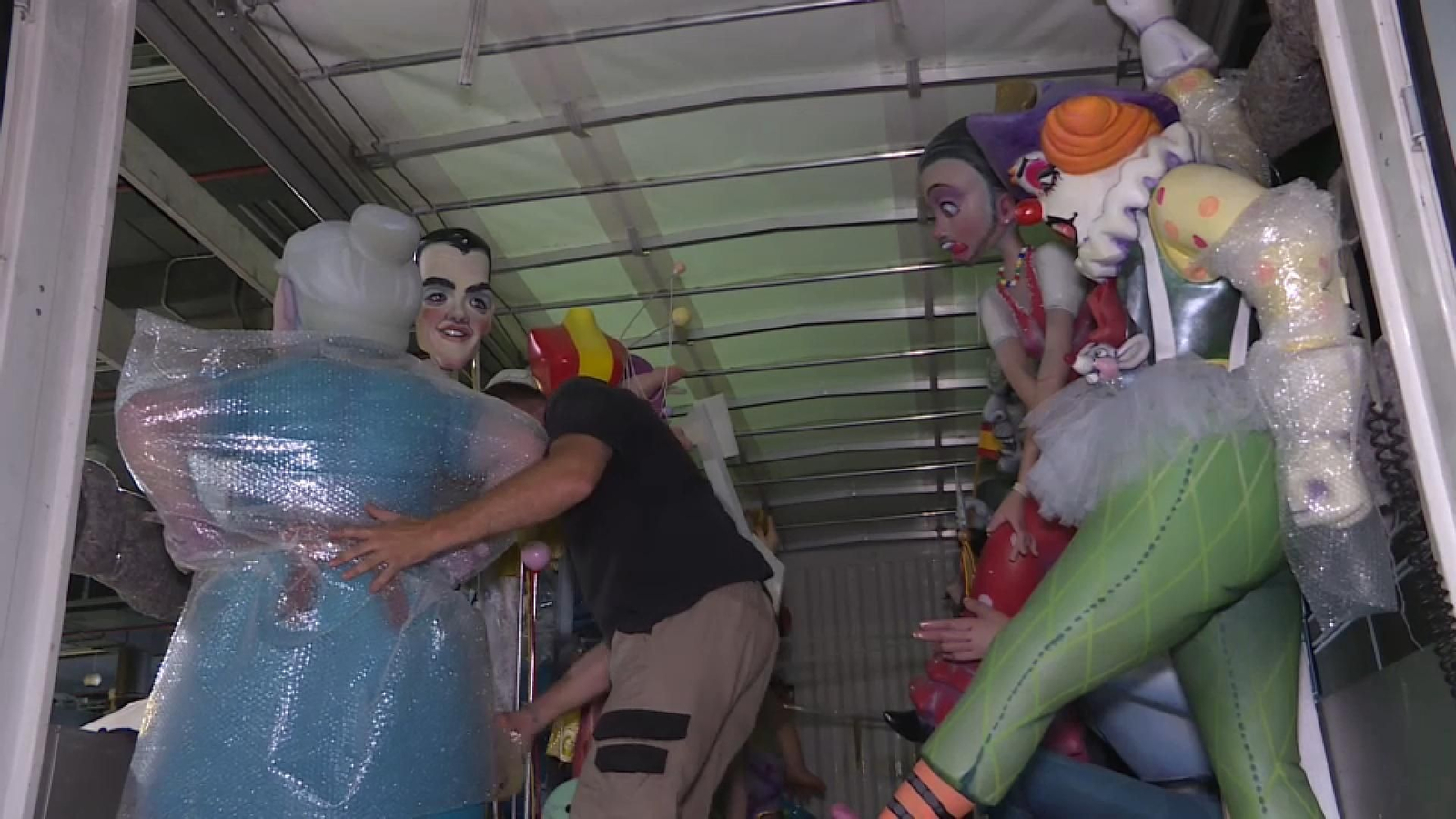 Un operari embolica un dels ninots sobre el camió que ha traslladat les figures des de Fira València fins a La Marina aquest dilluns