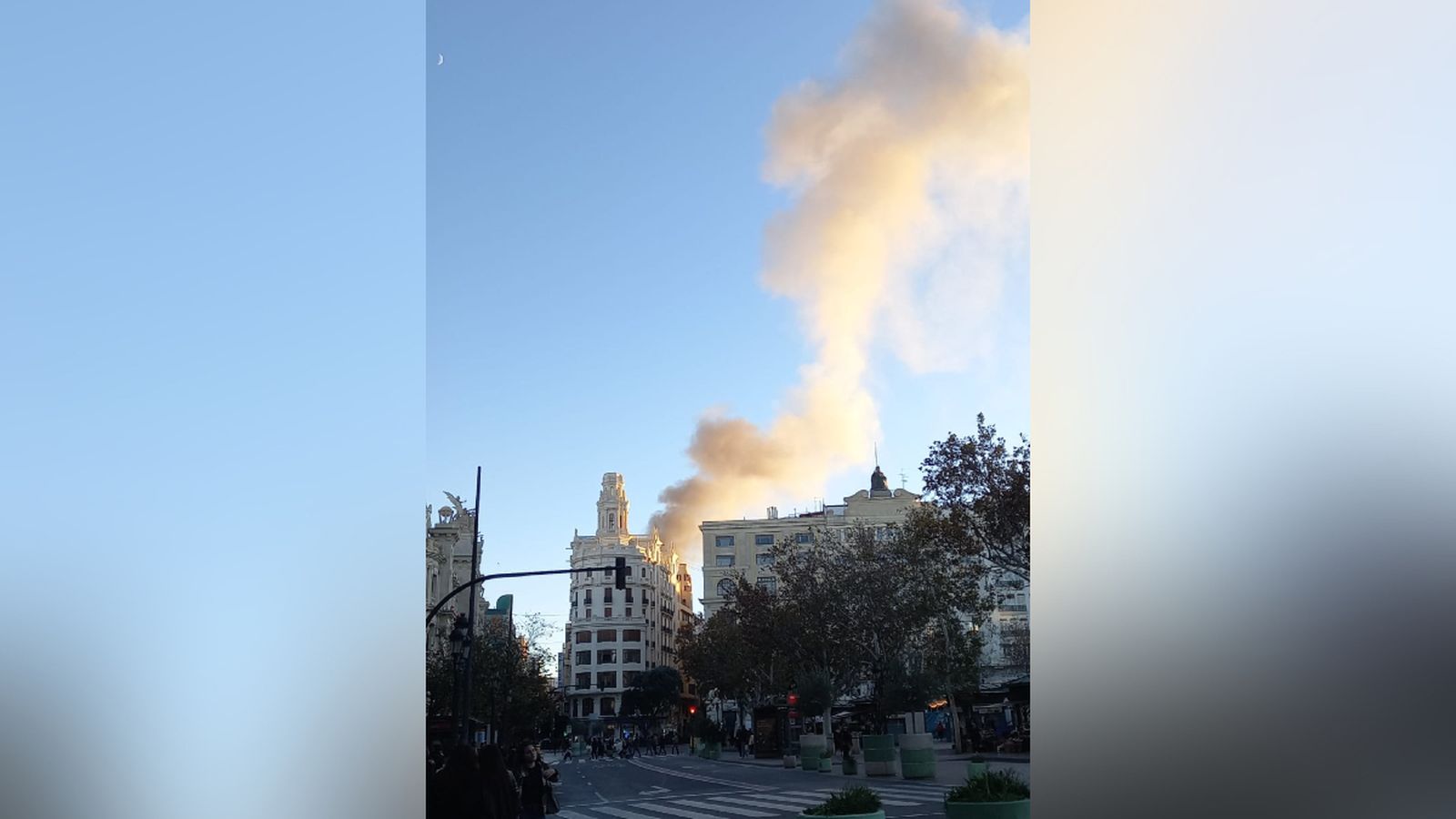 Gran columna de fum causada per l'incendi