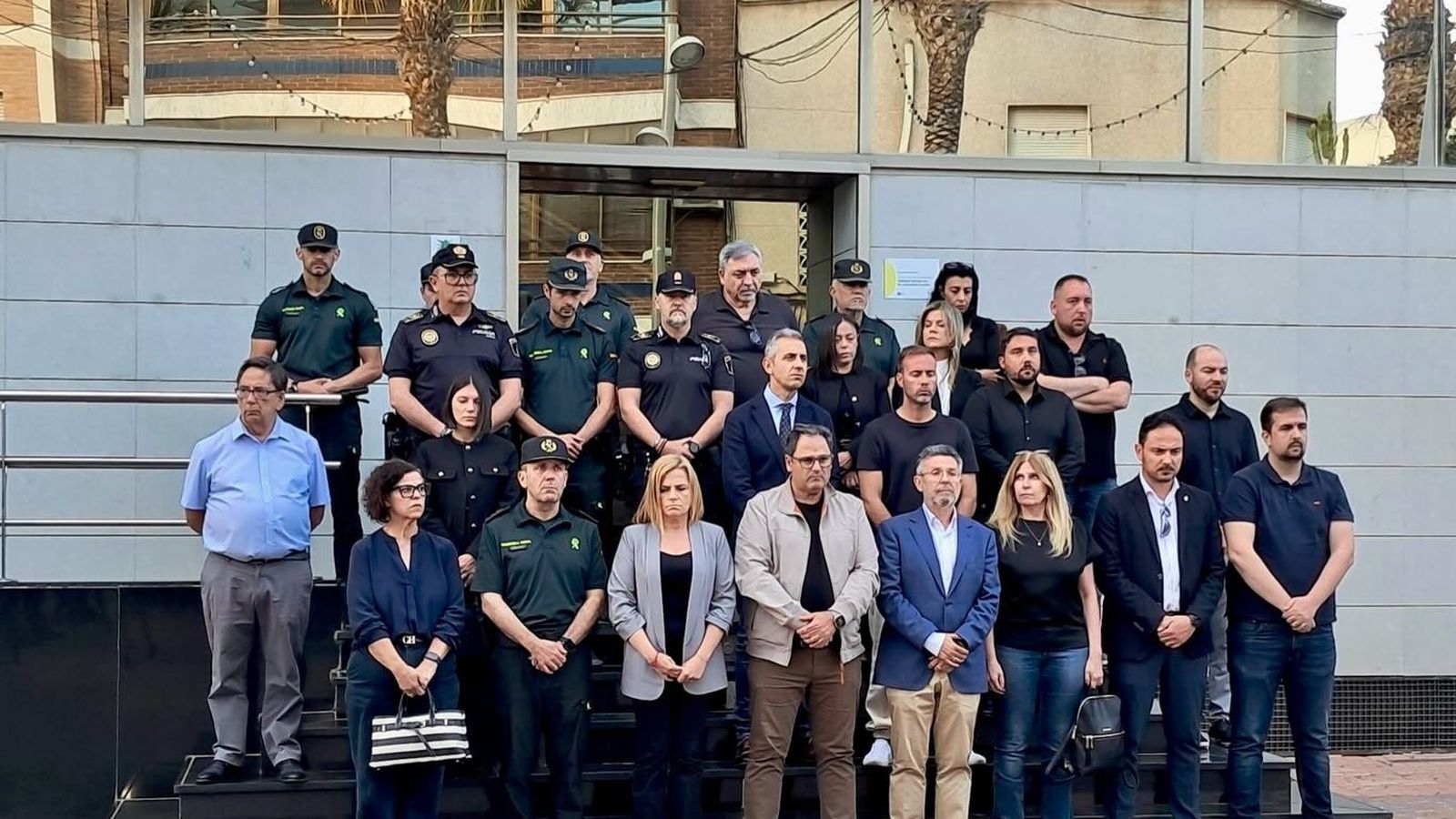 Imatge d'arxiu del minut de silènci a Dolores per condemnar l'assassinat masclista d'una dona i el fill