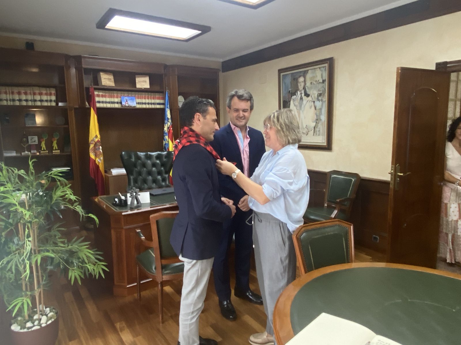 Isabel Sánchez López, presidenta de la hermandad del Pilar pone a Alfred Costa el 'cachirulo' en honor a la Virgen del Pilar