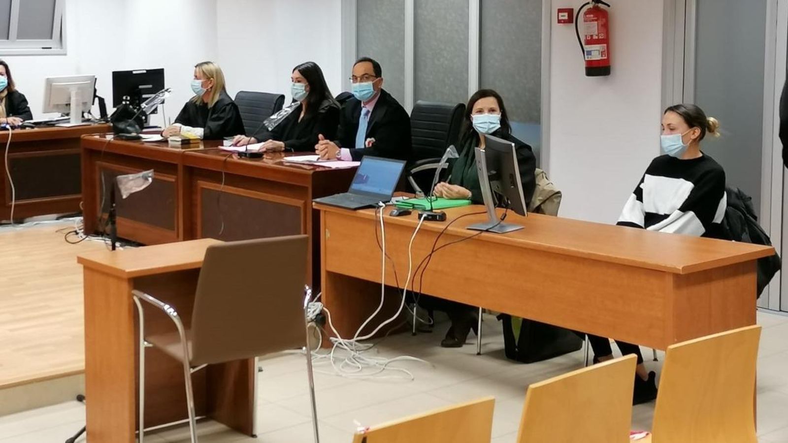 La dona acusada d'assassinat, la primera per la dreta, durant el judici