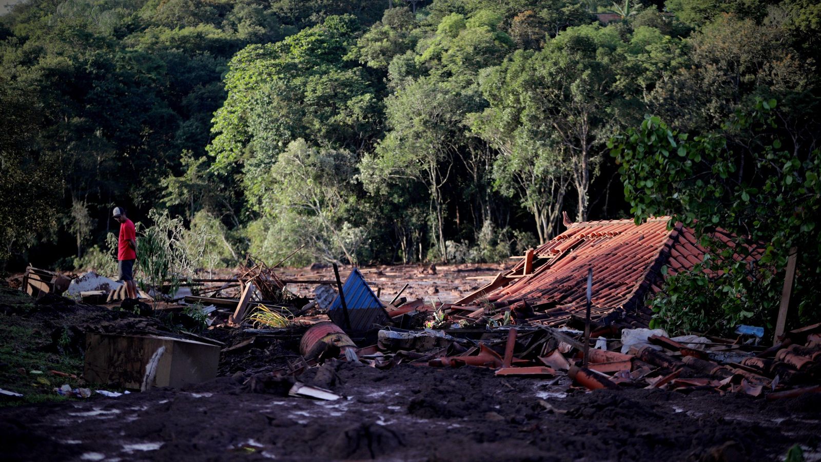 Les autoritats han evacuat els habitants de dues comunitats davant el perill de trencament d'un altre mur