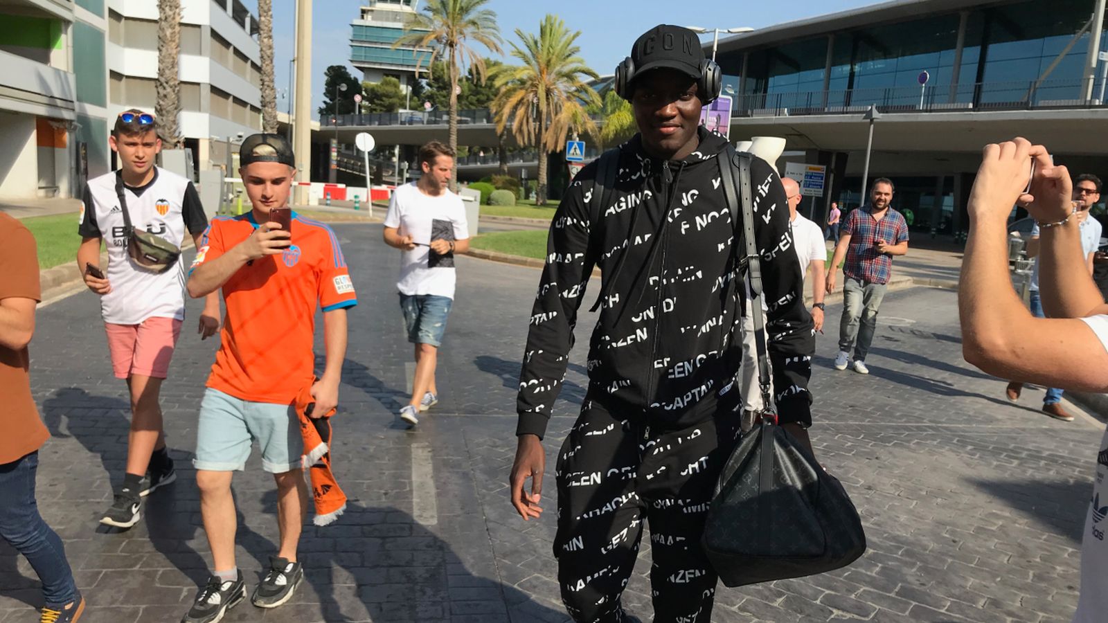 Mouctar Diakhaby a l'arribada a l'aeroport de Manises.