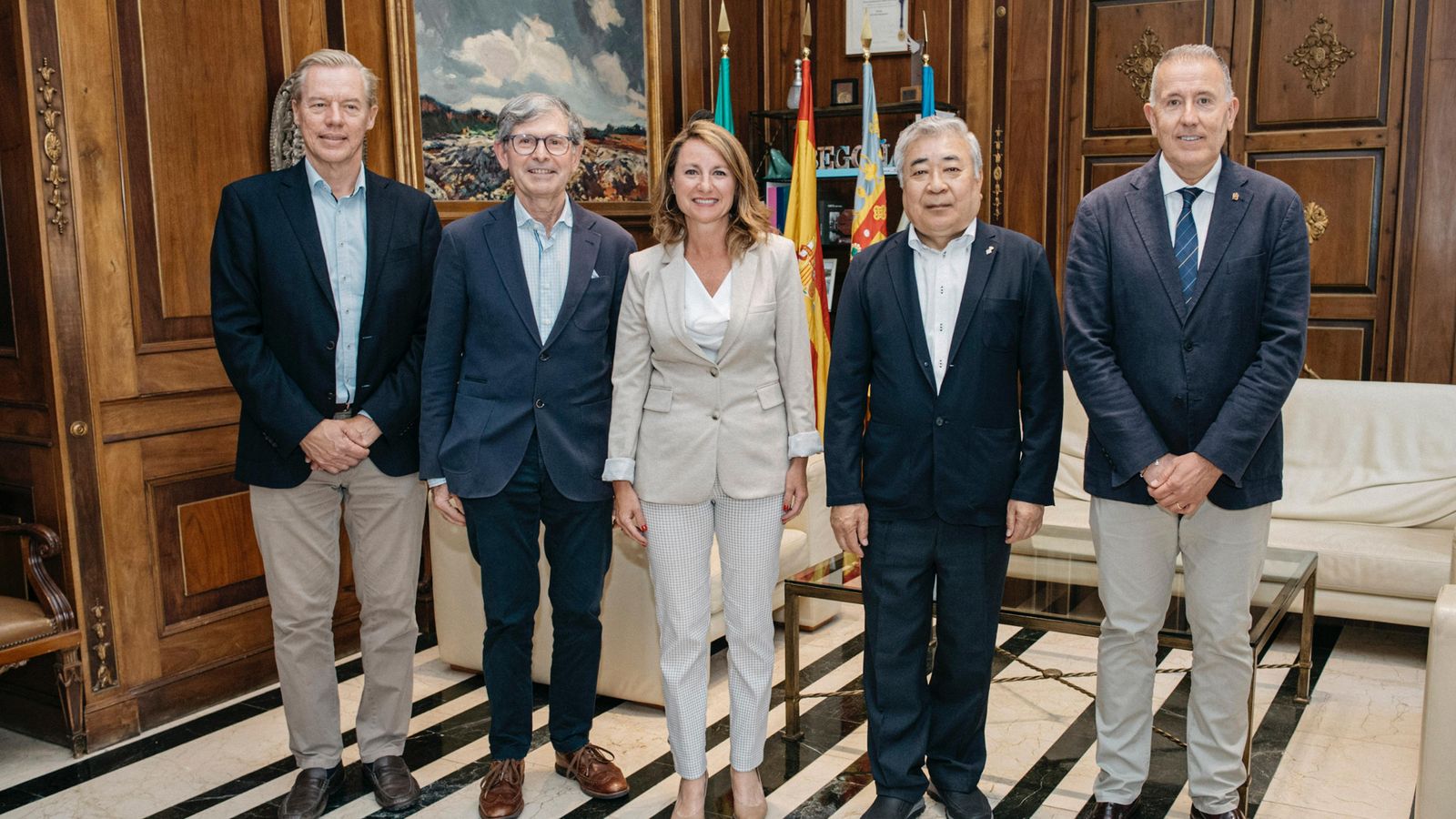 L'alcaldessa de Castelló, Begoña Carrasco i el regidor de Relacions Institucionals, Vicent Sales, amb les associacions Tomodachi Castelló i Associació d'Amistat entre Ube i Castelló