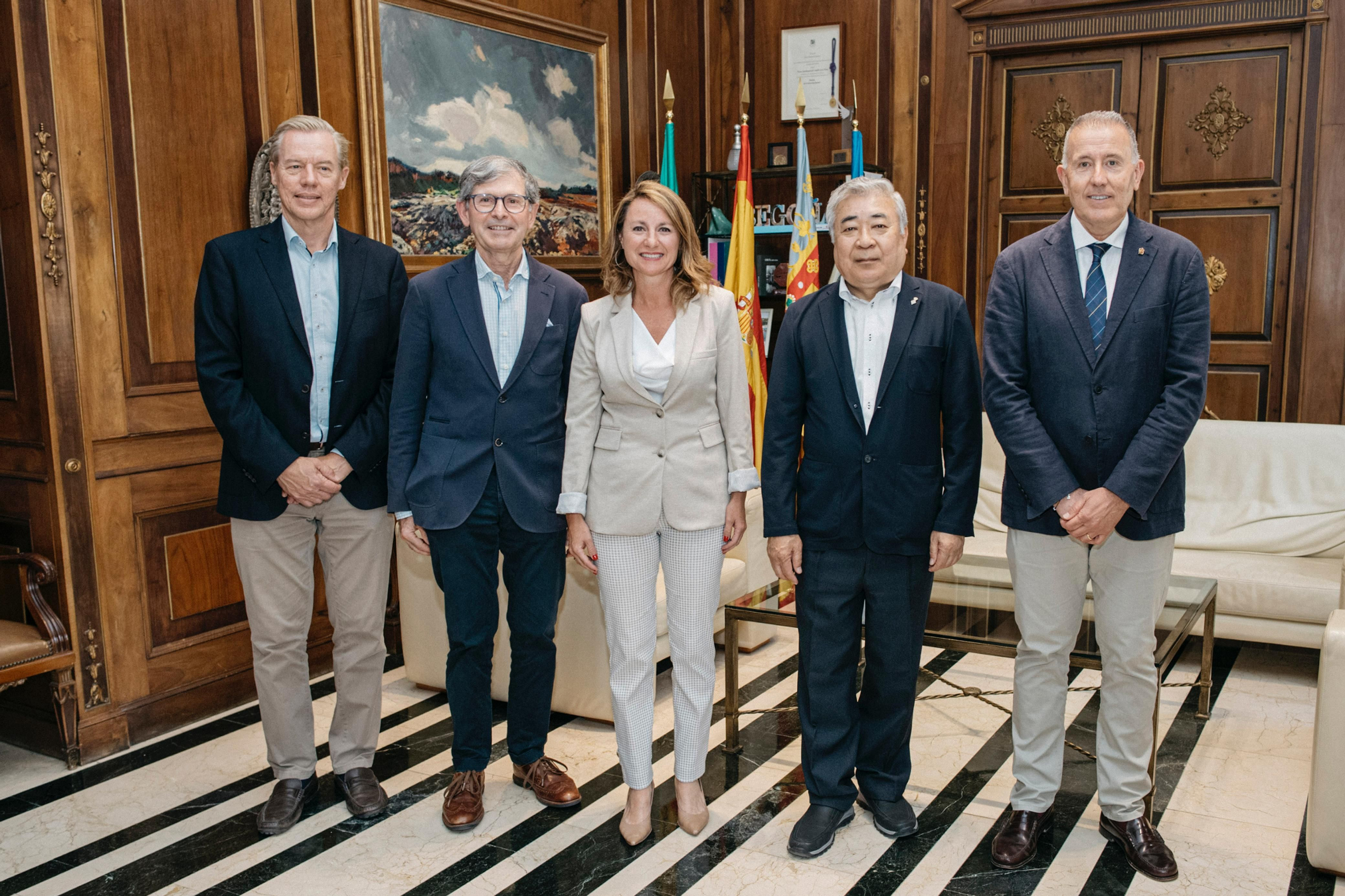 L'alcaldessa de Castelló, Begoña Carrasco i el regidor de Relacions Institucionals, Vicent Sales, amb les associacions Tomodachi Castelló i Associació d'Amistat entre Ube i Castelló