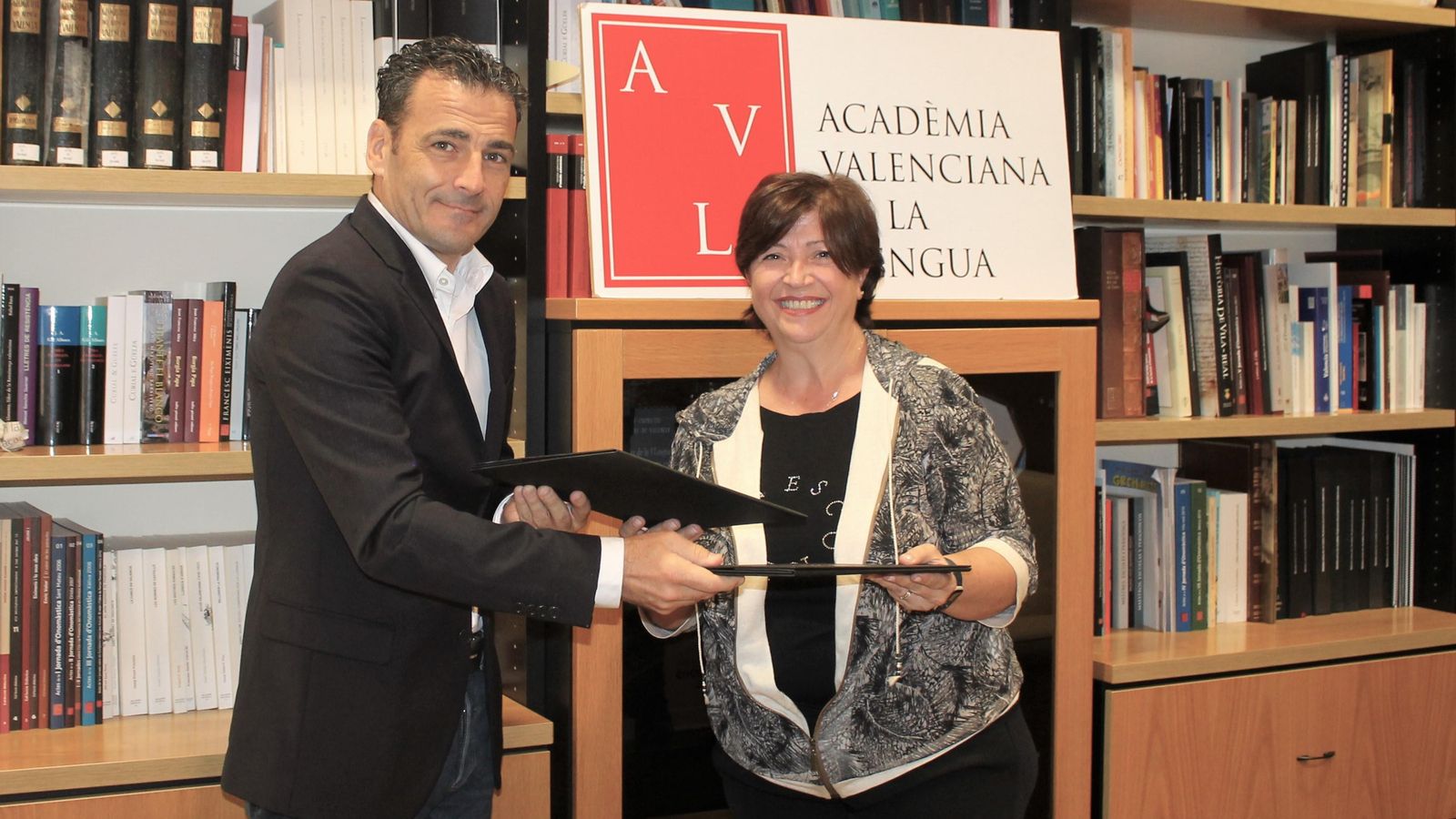 Alfred Costa, director general d'À Punt, i Verònica Cantó, presidenta de l'AVL