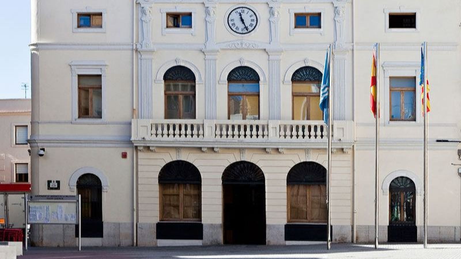 Façana de l'Ajuntament de Tavernes de la Valldigna