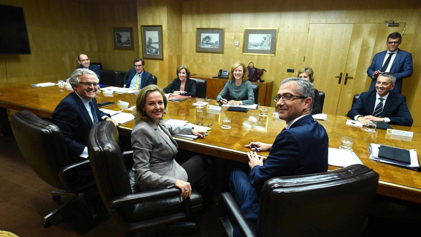 La ministra d'Economia Nadia Calviño al costat del governador del Banc d'Espanya, Pablo Hernández de Cos i el president de la Comissió Nacional del Mercat de Valors, Sebastián Albell durant una reunió