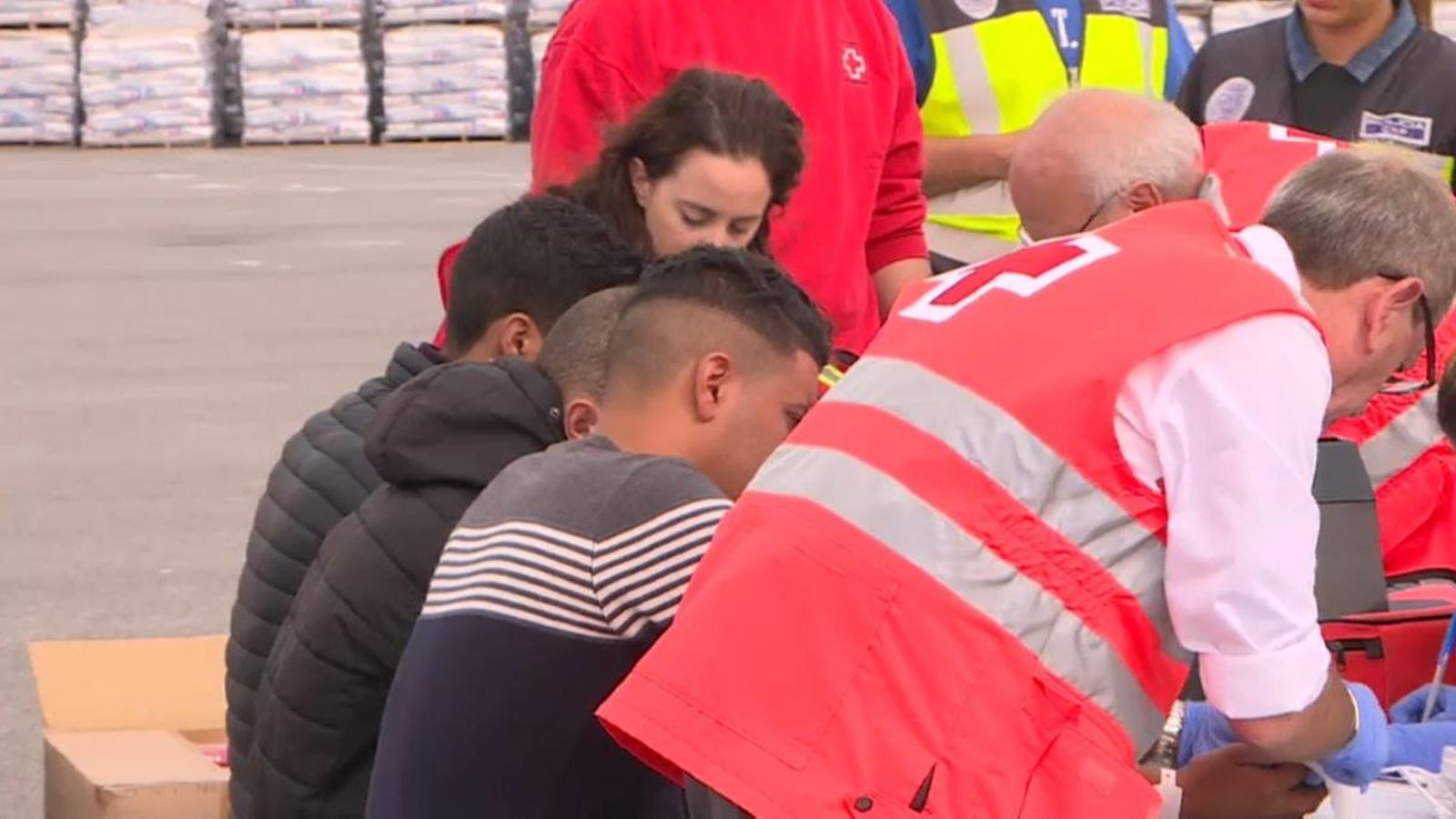Imatge d'arxiu d'un grup de menors arribats a la costa espanyola rebent assistència