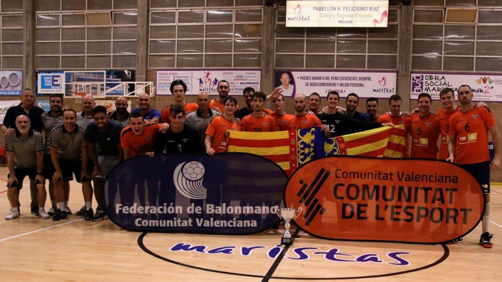 Els jugadors i cos tècnic del TM Benidorm celebren el títol