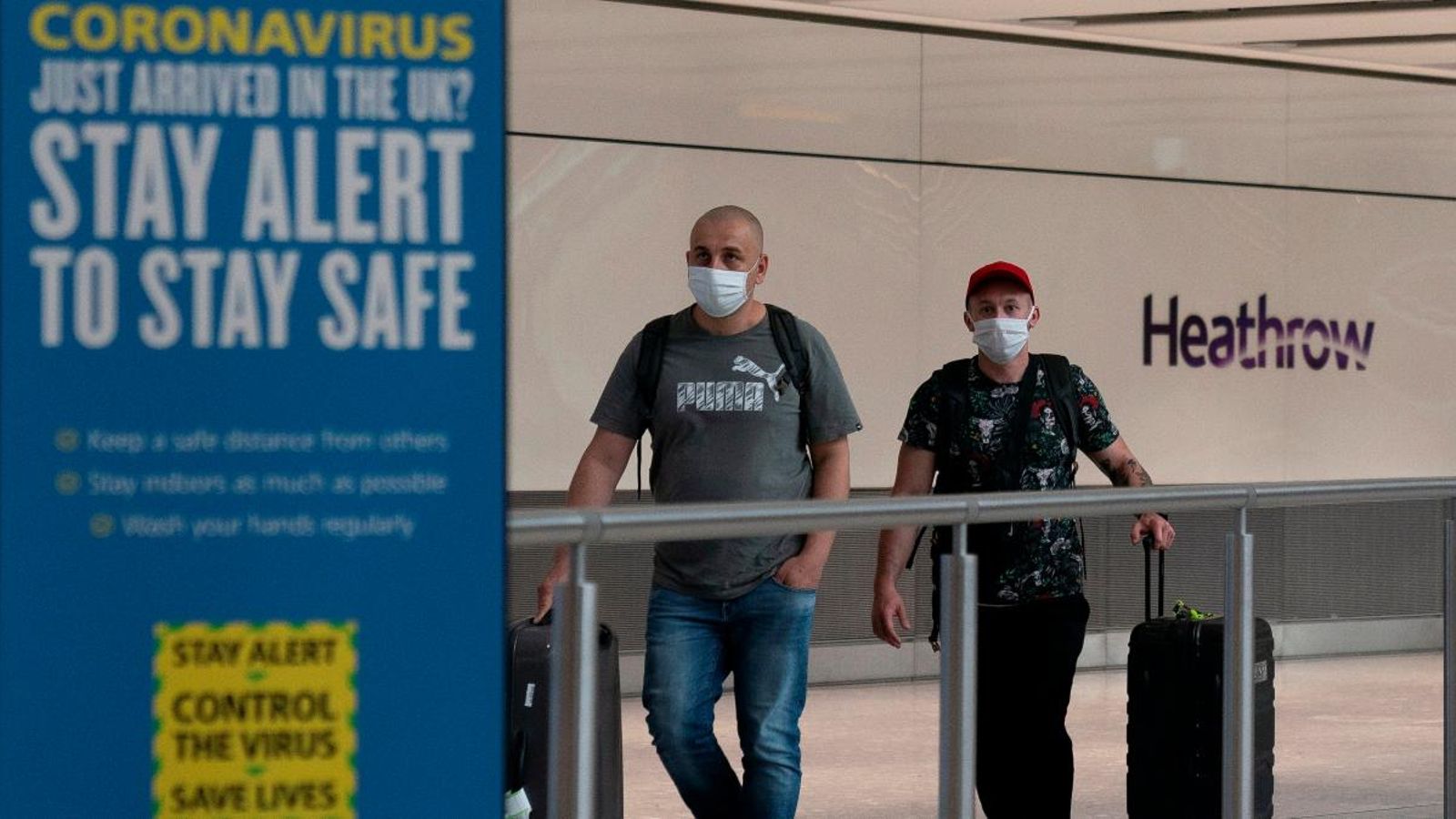 Dos homes arribant al Regne Unit a través de l'aeroport de Heathrow