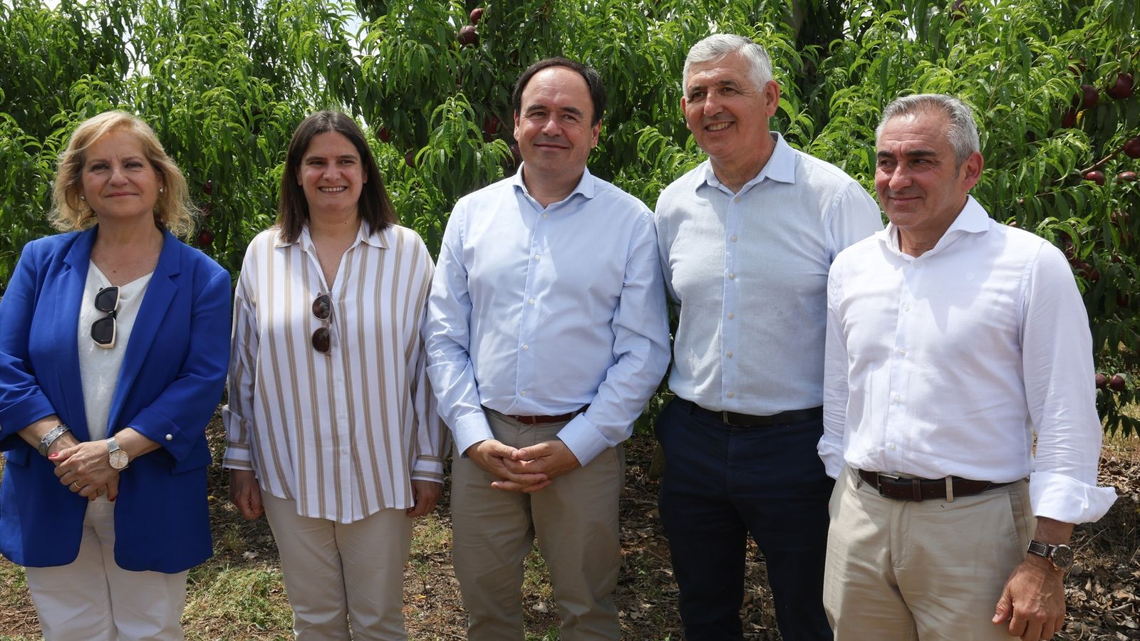 El president de la Generalitat, Juanfran Pérez Llorca, i el conseller d'Agricultura, Miguel Barrachina, juntament amb altres autoritats, presenten les noves ajudes a la modernització d'explotacions agràries
