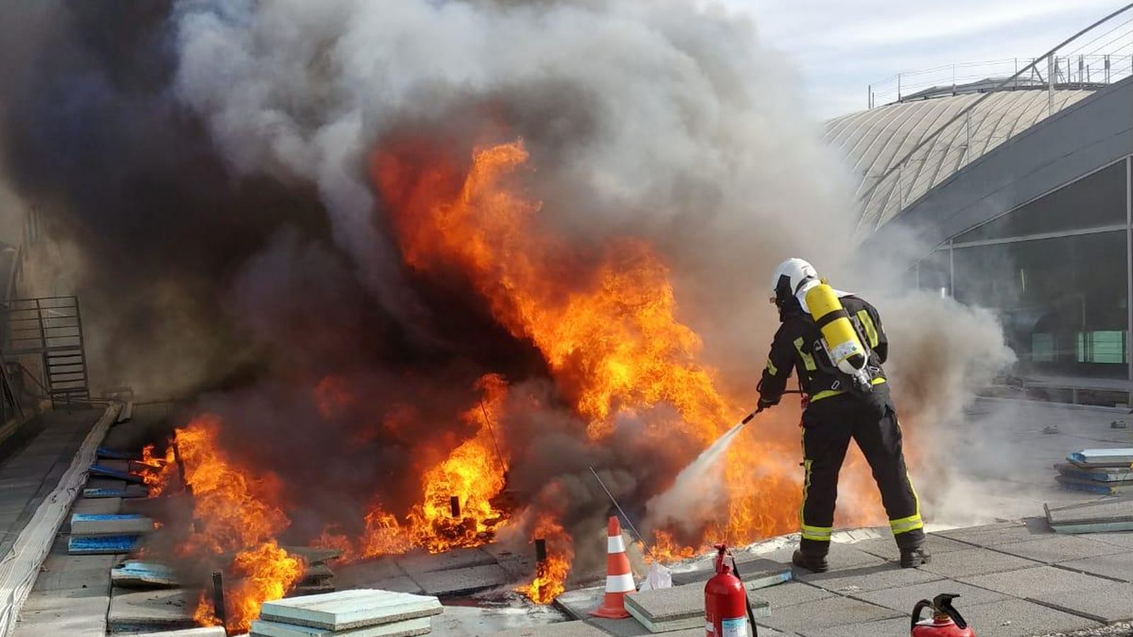 Un incendi a l’aeroport d’Alacant-Elx obliga a desallotjar la terminal de passatgers