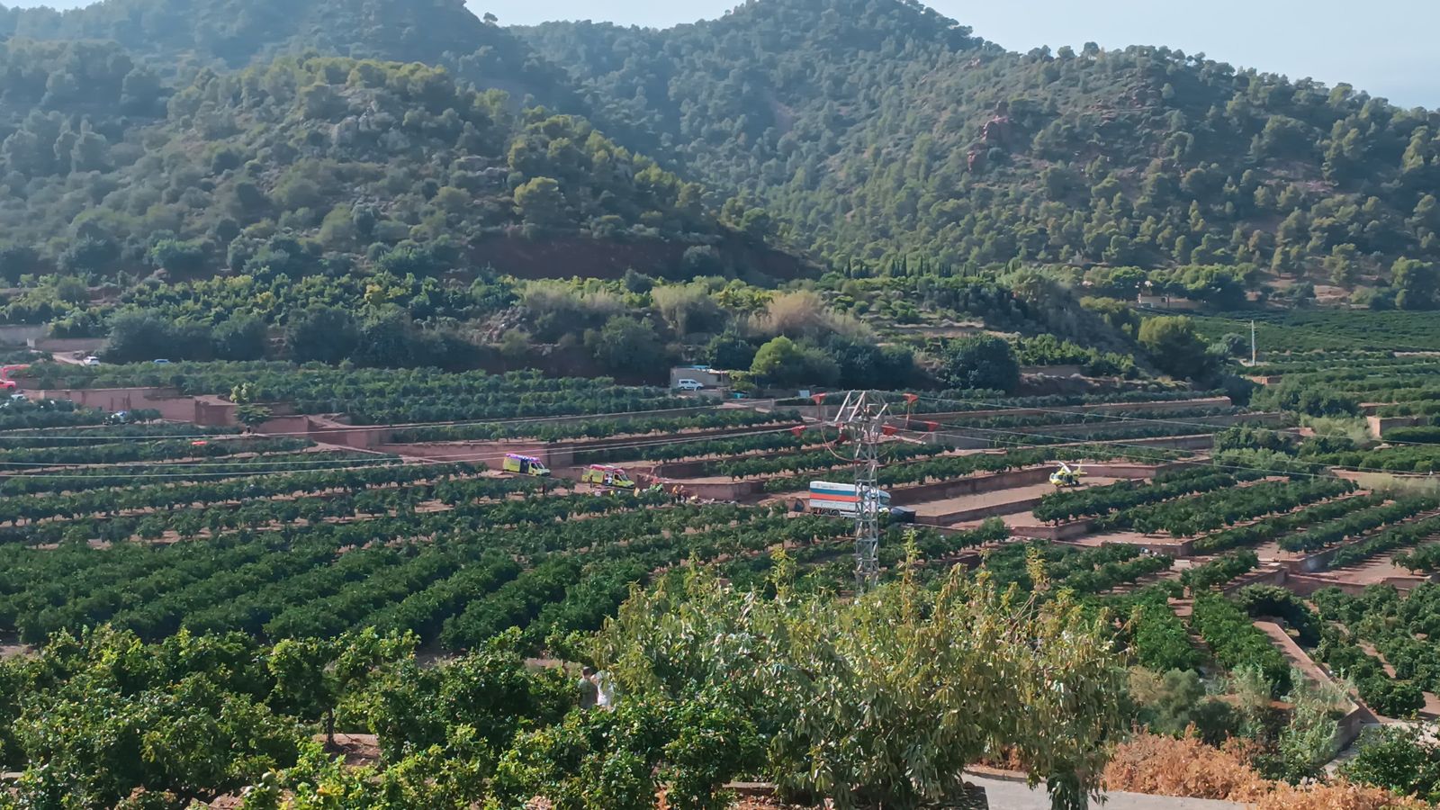 Els serveis d'emergència atenen els ferits en el lloc de l'accident
