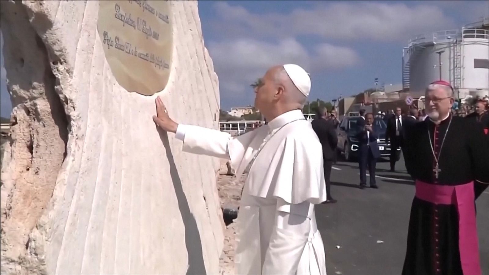 Lleó XIV davant el monument de la Porta d'Europa