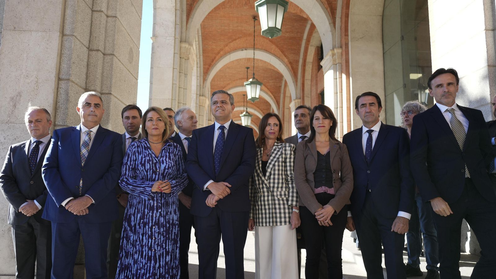 La consellera d'Habitatge, Susana Camarero, i altes consellers del ram abans d'assistir a la reunió de la Conferència Sectorial d'Habitatge i Agenda Urbana, este dijous a Madrid