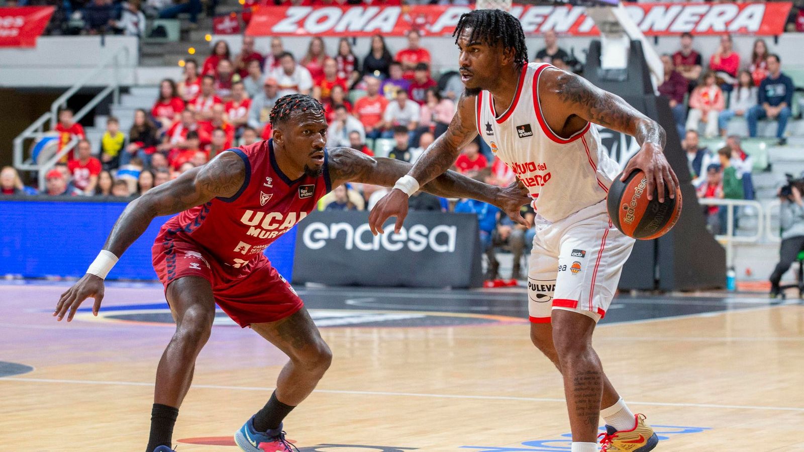 Chris Jones, en una acció del partit