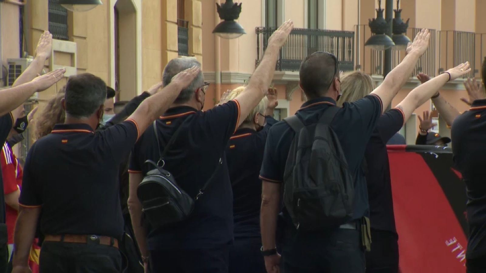 Un grup d'ultres amb la senyera de la Falange rep amb la salutació nazi la marxa d'España 2000