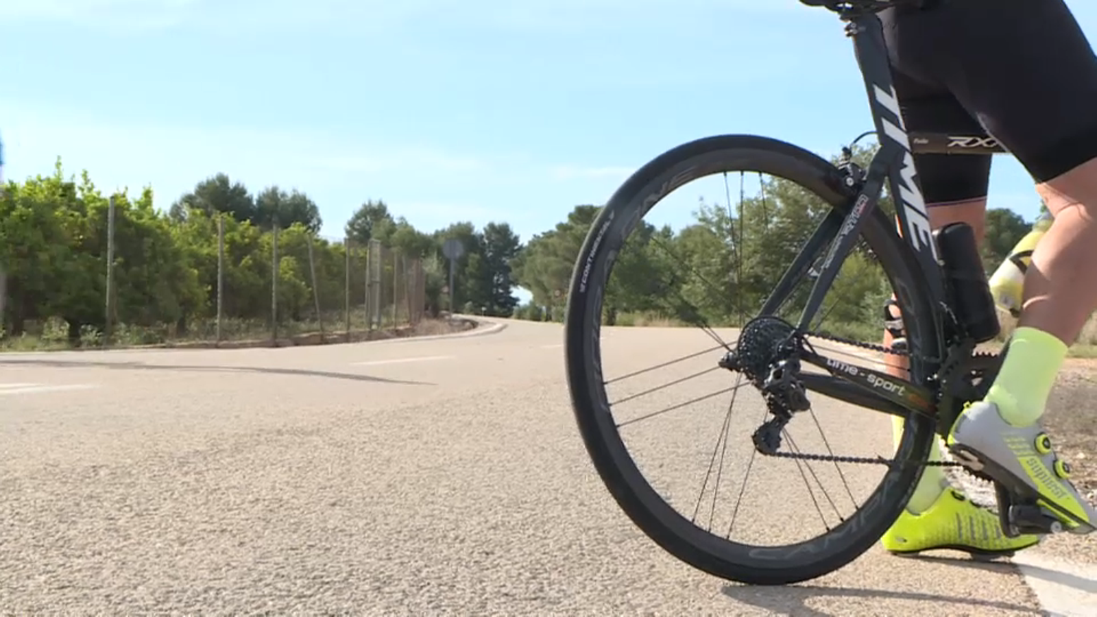 Tres ciclistes ferits en dos accidents a les comarques del nord