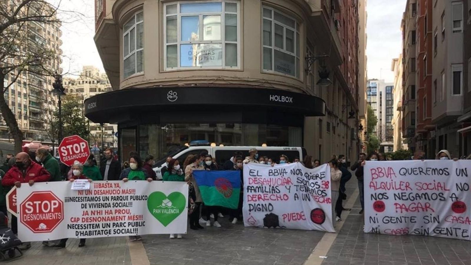 Concentració a València de les 38 famílies de la Pobla de Vallbona per evitar el desnonament