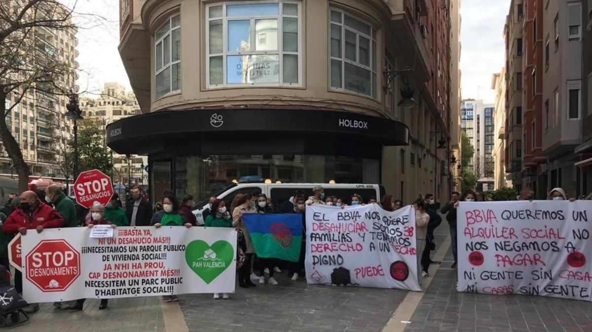 Concentració a València de les 38 famílies de la Pobla de Vallbona per evitar el desnonament Concentració a València de les 38 famílies de la Pobla de Vallbona per evitar el desnonament