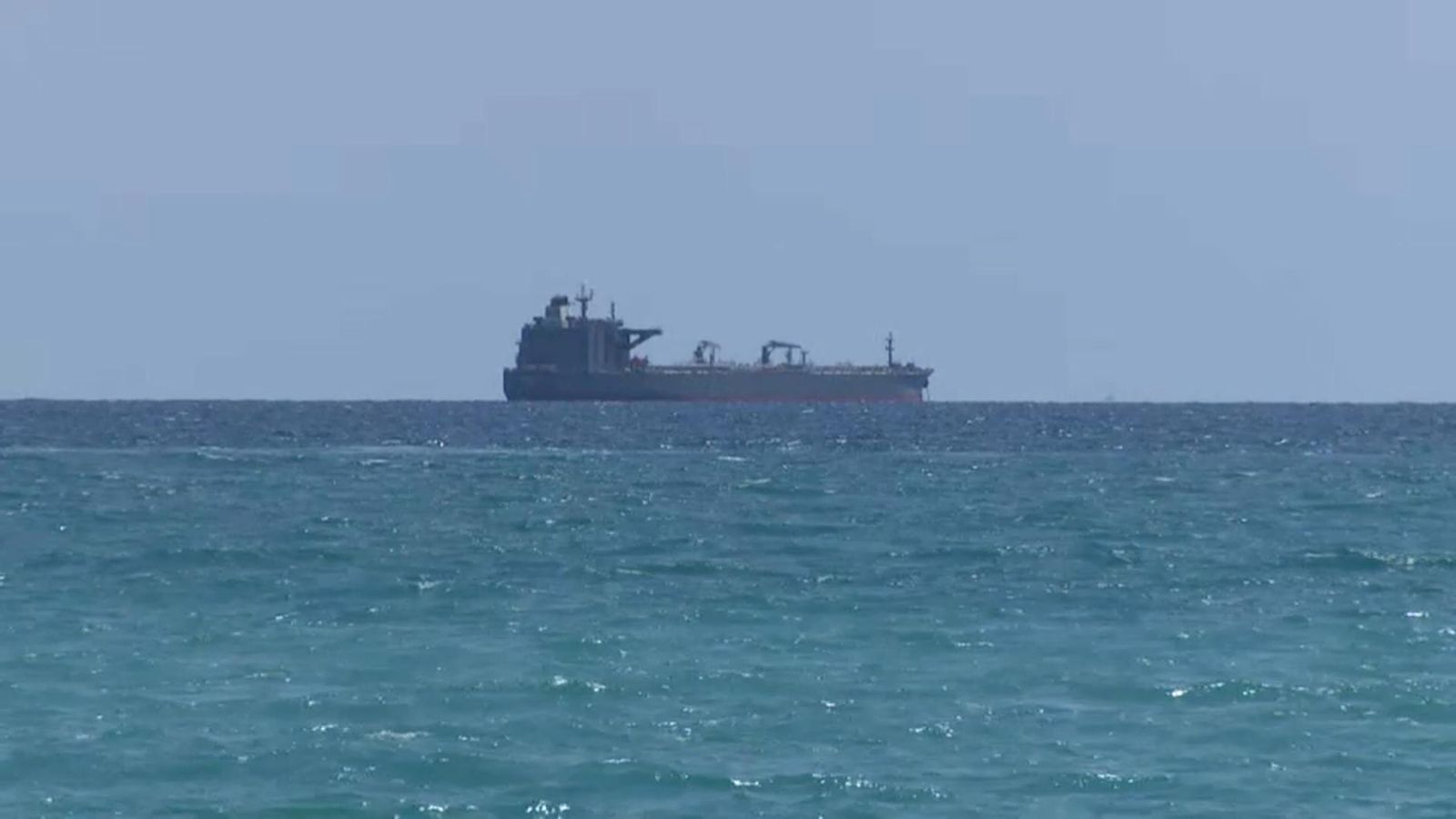 Petrolier fondejat davant del port de Castelló