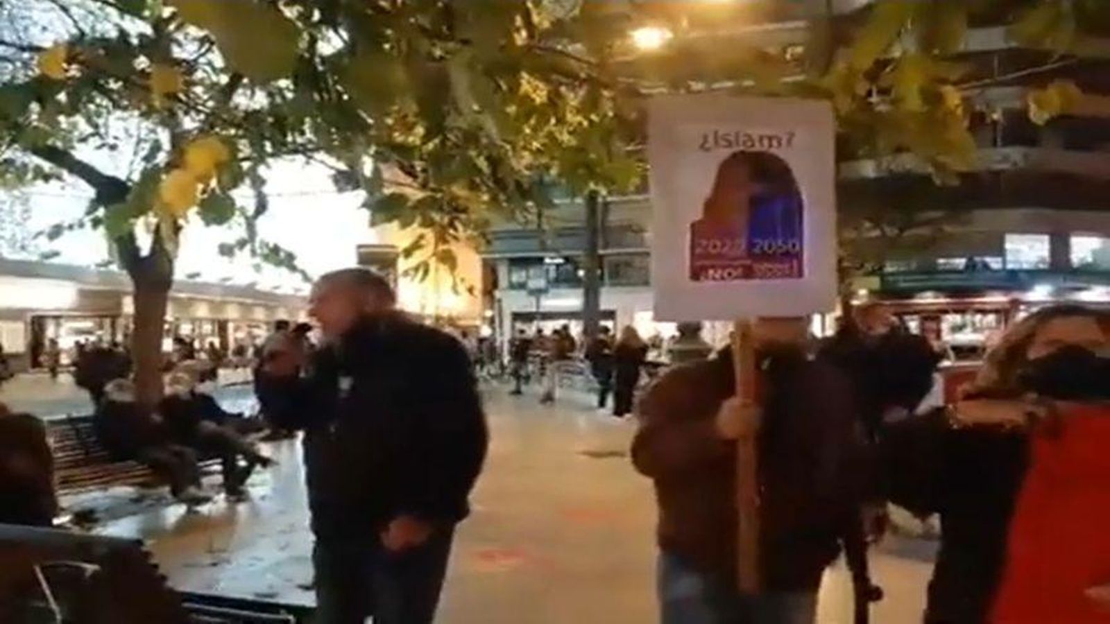 El líder d'España 2000 José Luis Roberto, en un moment de la concentració contra l'islam