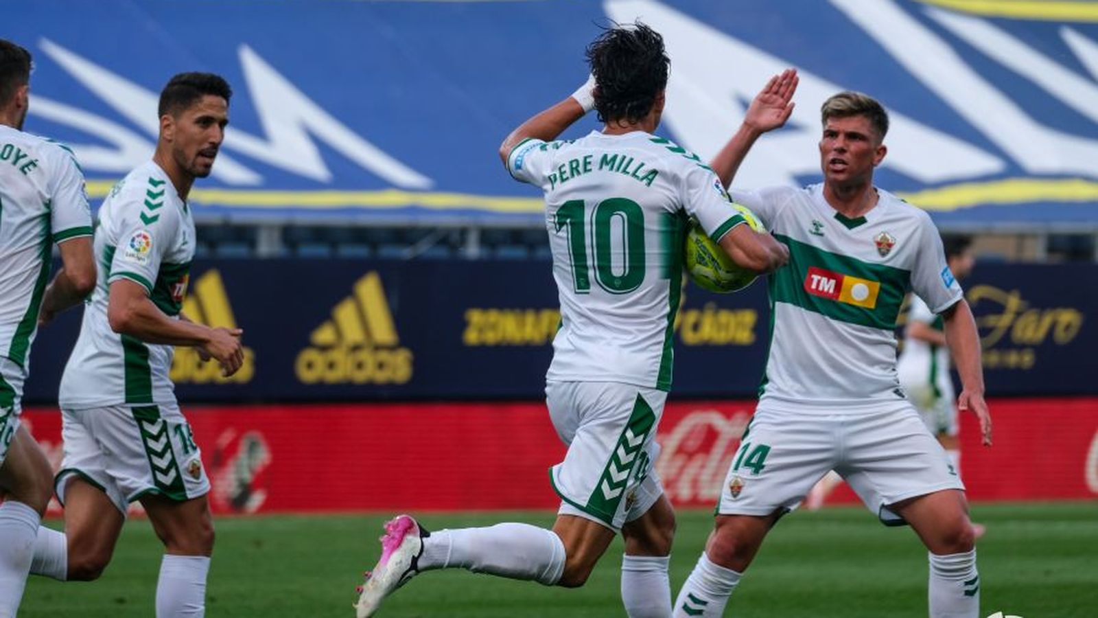 Pere Milla celebra el gol amb Raúl Guti