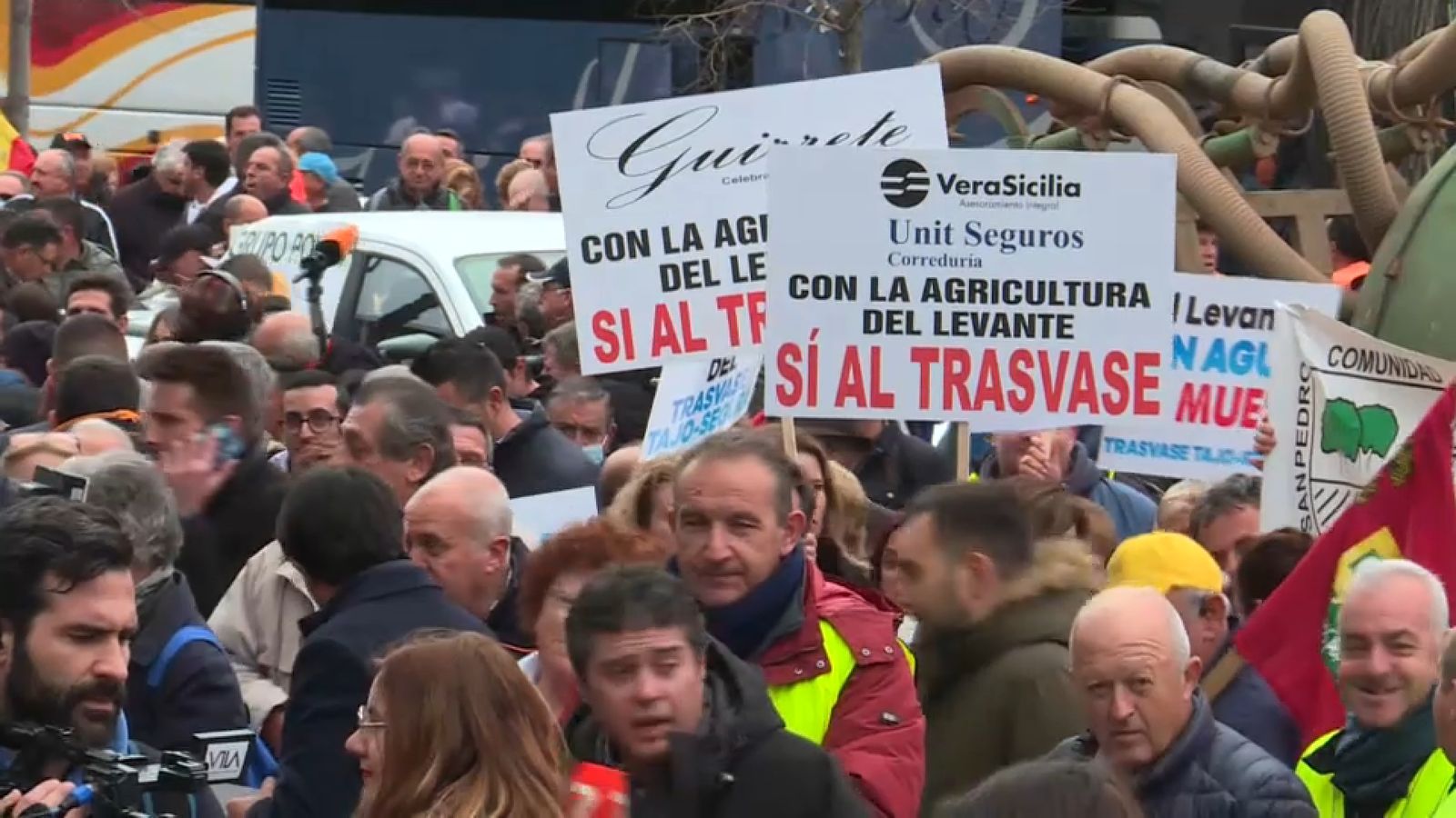 Detall d'algunes de les pancartes que s'han mostrat durant la protesta