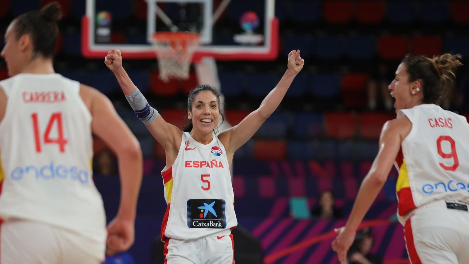 Raquel Carrera,  Cristina Ouviña i Queralt Casas celebren el triomf